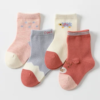 4Pairs/set kūdikių medvilnės kojinės mišrios spalvos vaikiška mergaitė berniukų priedai maži vaikai trumpas kojines atsitiktinis juostele gyvūnų kojinės rudenį